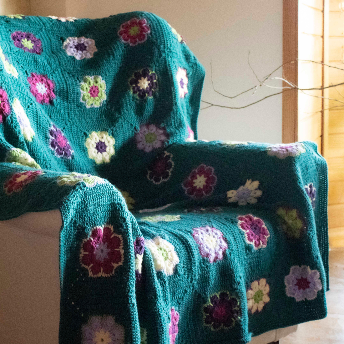125 x 180 cm. Pătură florală croșetată din fir acrilic hipoalergenic și anti-scămoșare