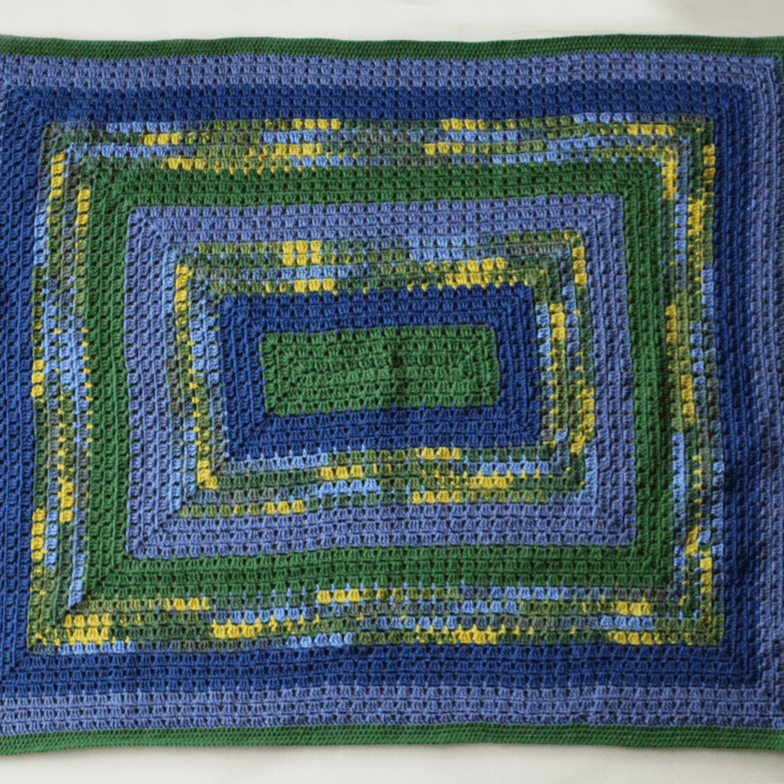 100 x 120 cm. Pătură croșetată din fir acrilic