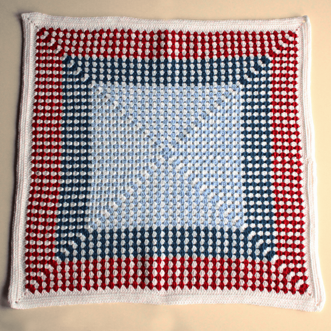75 x 75 cm. Pătură croșetată din fir acrilic în dungi