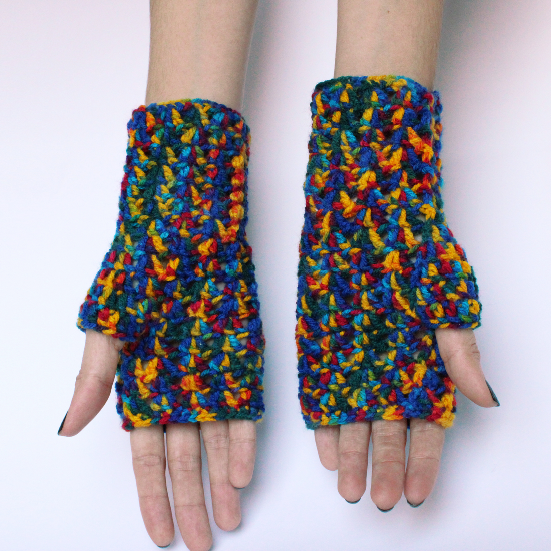 Mânuși croșetate din fir acrilic multicolor