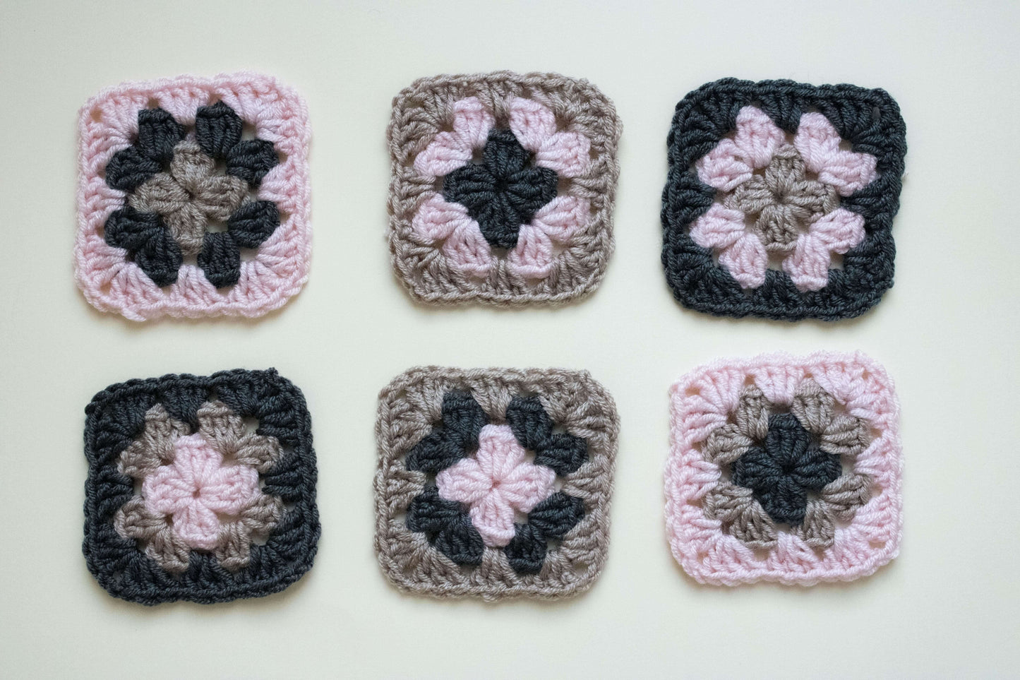 Granny squares (Pătratul bunicii) croșetate în mai multe combinații de culori