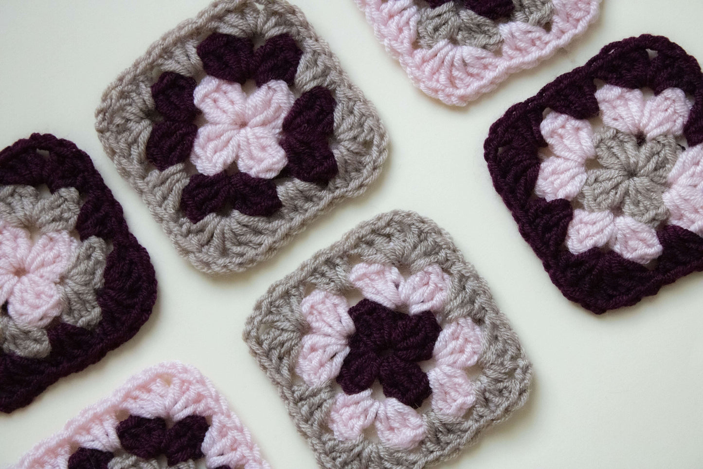 Granny squares (Pătratul bunicii) croșetate în mai multe combinații de culori