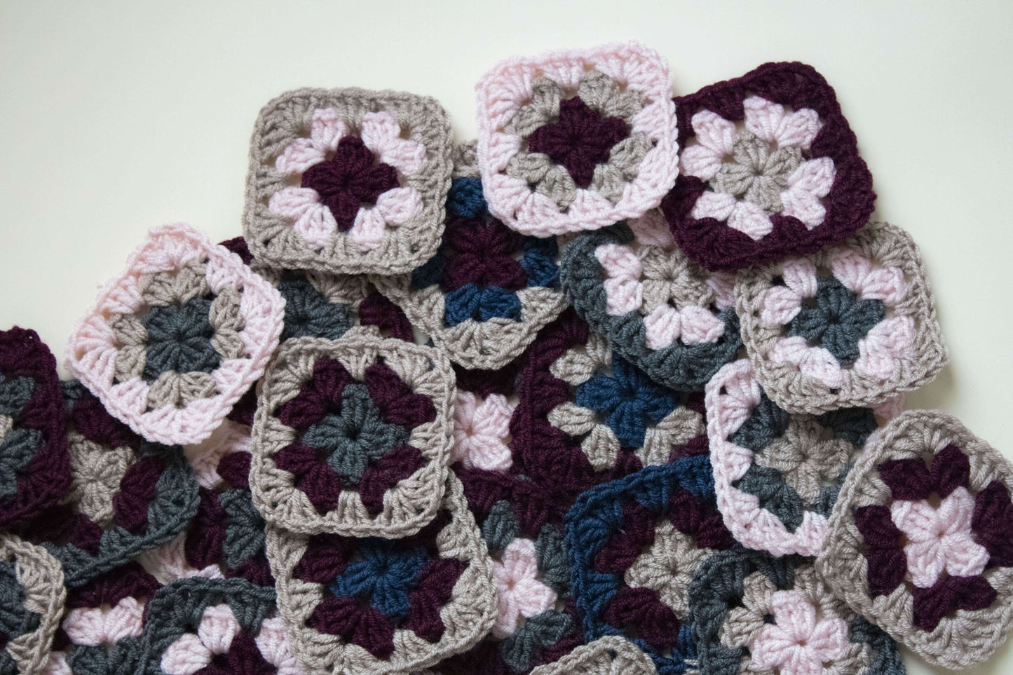 Granny squares (Pătratul bunicii) croșetate în mai multe combinații de culori
