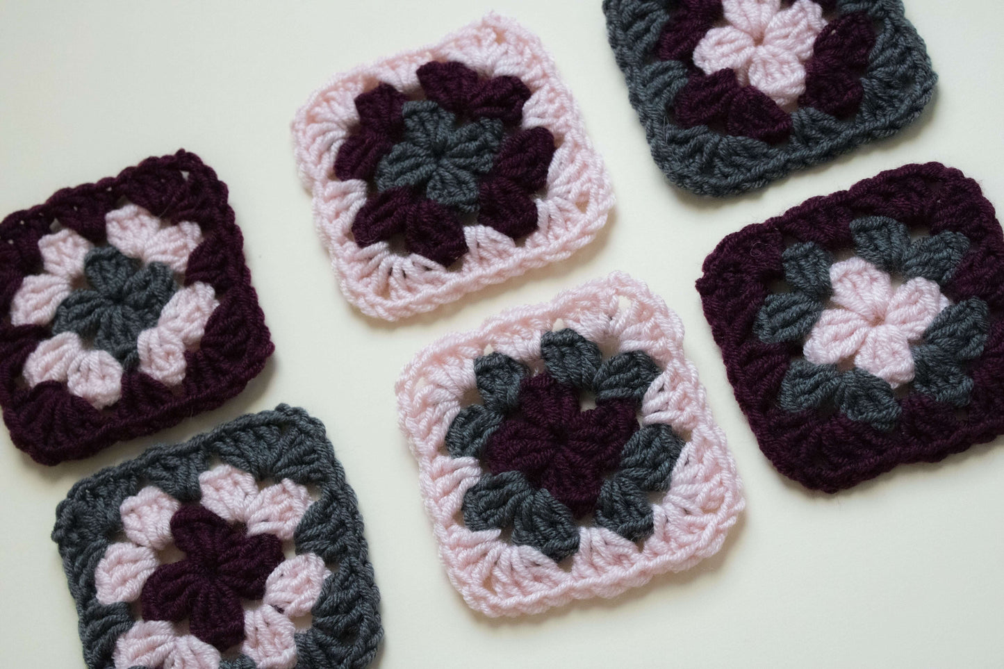 Granny squares (Pătratul bunicii) croșetate în mai multe combinații de culori