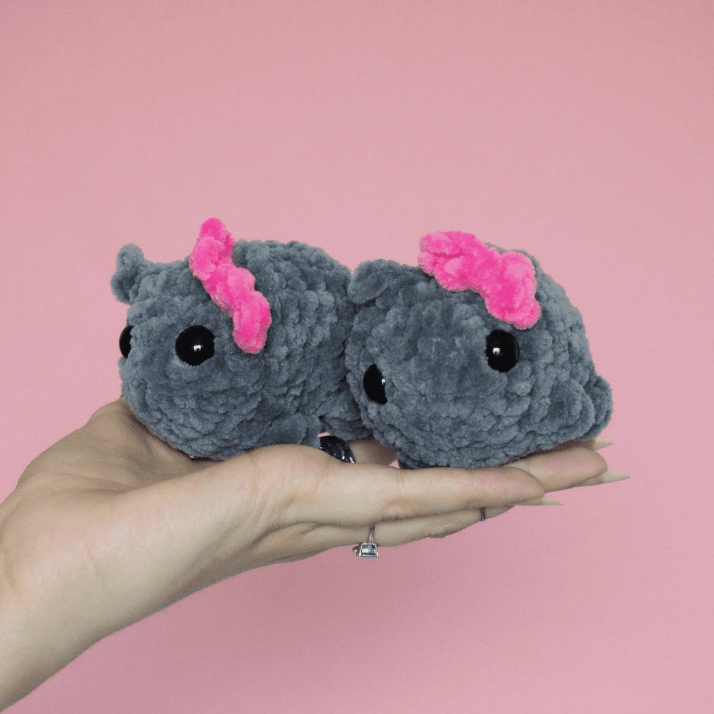 Sad hamster croșetat din fir plușat