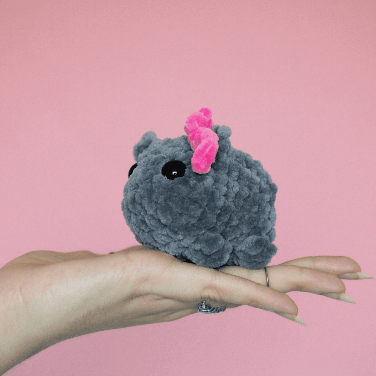 Sad hamster croșetat din fir plușat