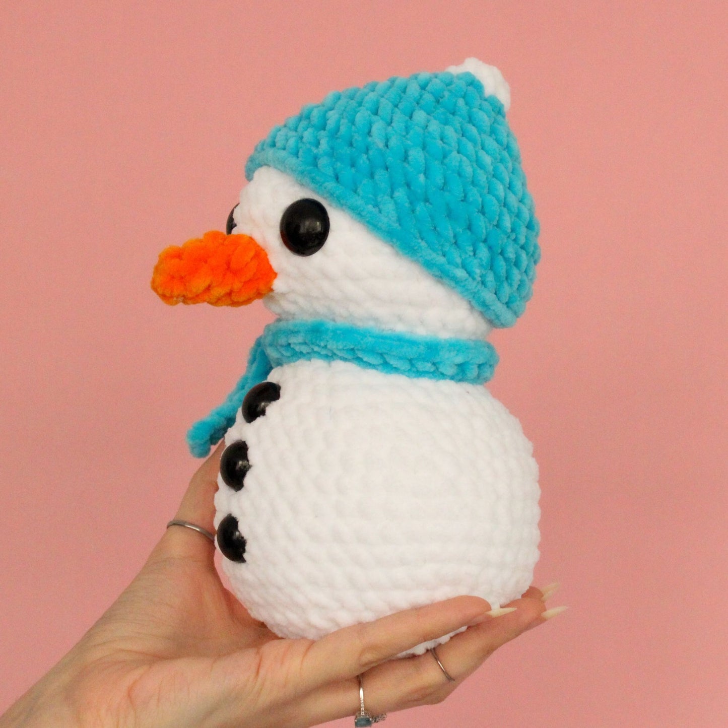 Om de zăpadă croșetat din fir plușat