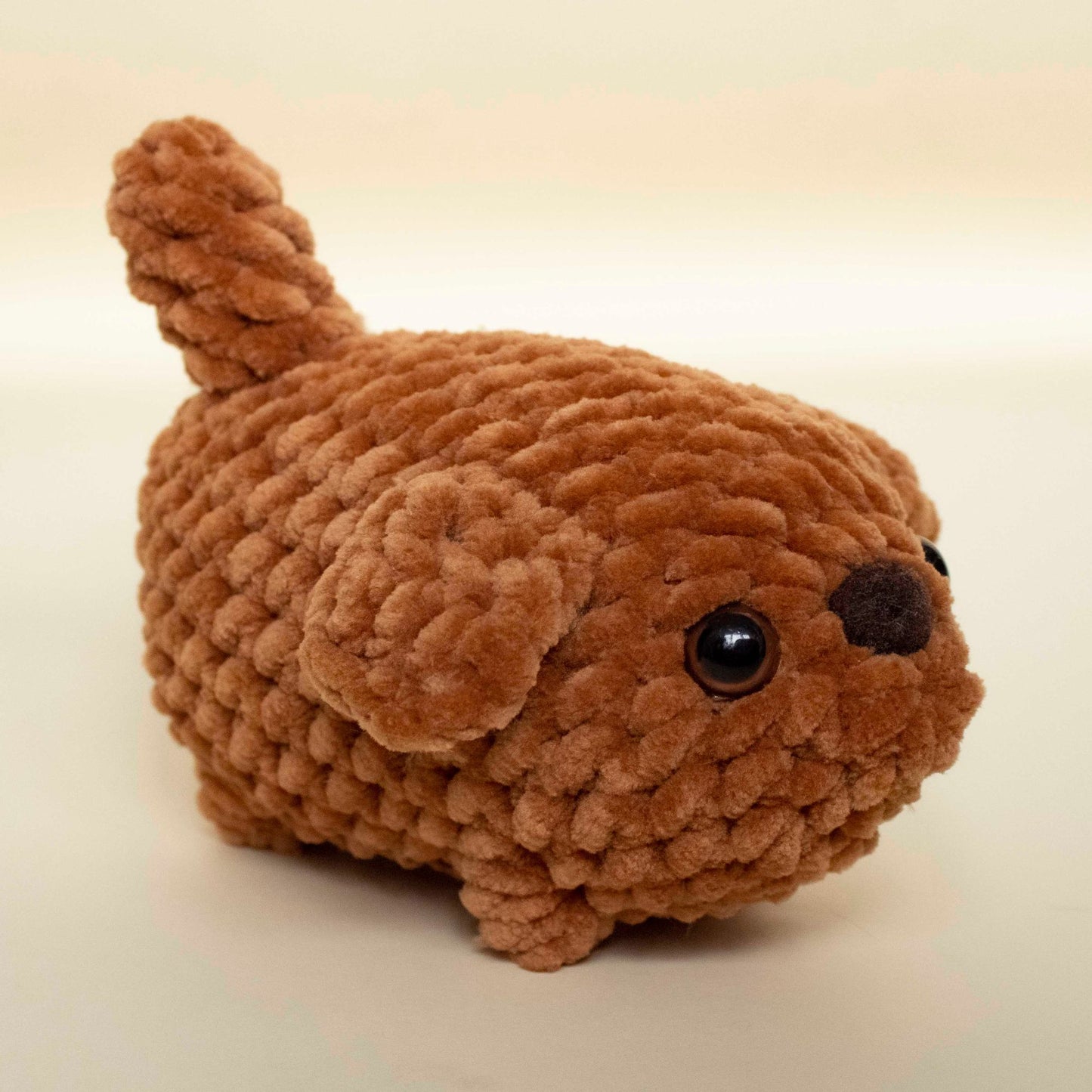 Câine loaf jucărie medie croșetată din fir plușat