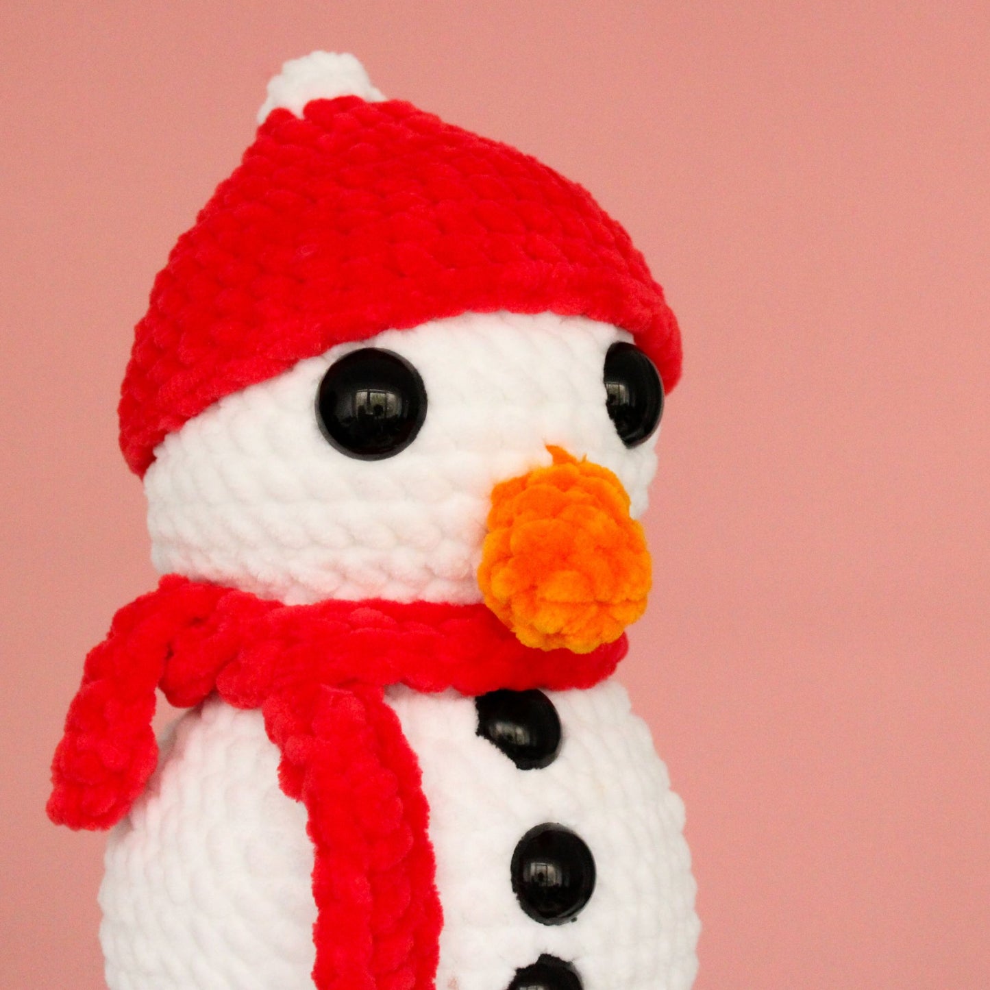 Om de zăpadă croșetat din fir plușat