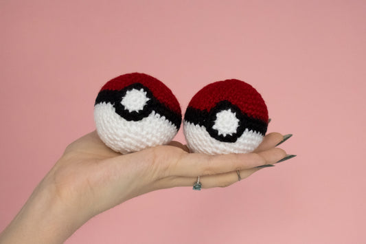 Pokeball croșetat din fir acrilic