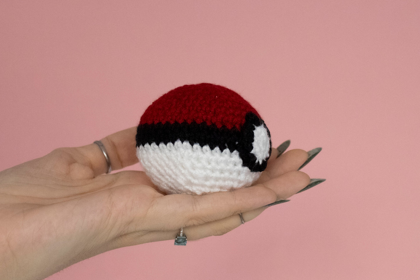 Pokeball croșetat din fir acrilic