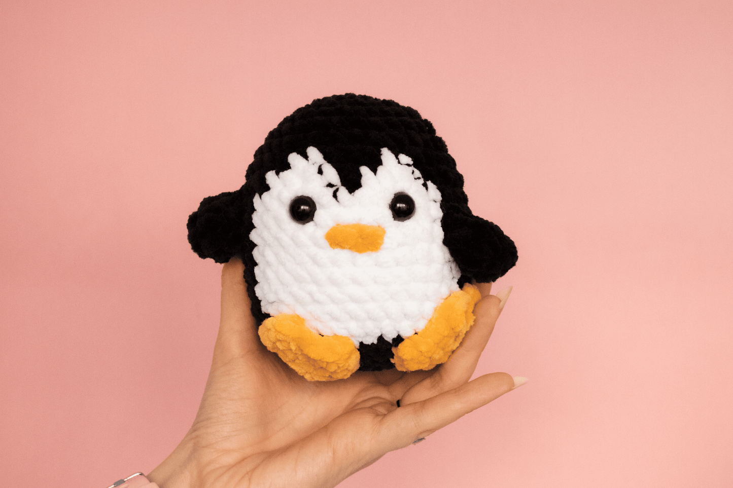 Pinguin mediu croșetat din fir plușat
