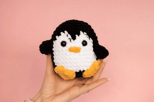 Pinguin mediu croșetat din fir plușat
