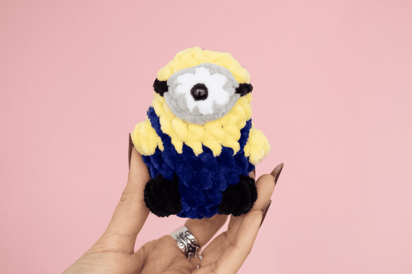 Minion mic croșetat din fir plușat