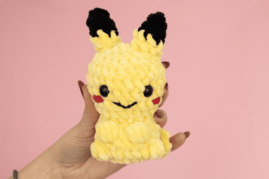 Pikachu mini croșetat din fir plușat