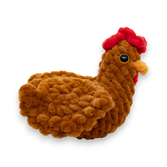 Găină mică croșetată din fir plușat