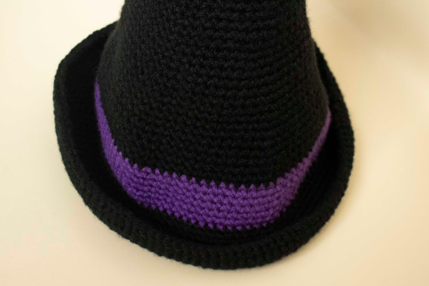 Pălărie croșetată din fir acrilic