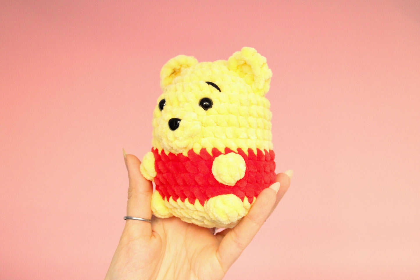 Winnie the Pooh mediu croșetat din fir plușat