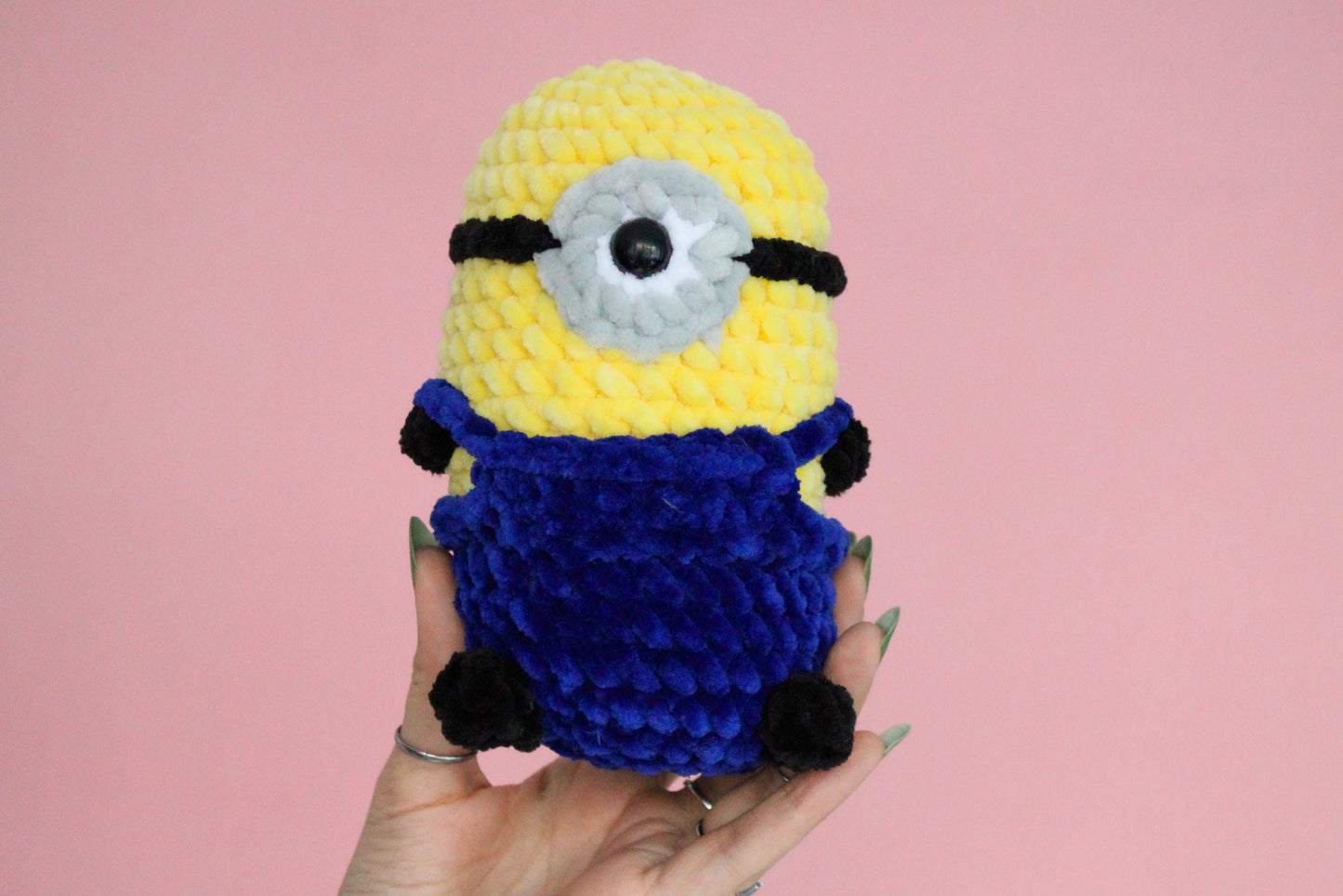 Minion mediu croșetat din fir plușat