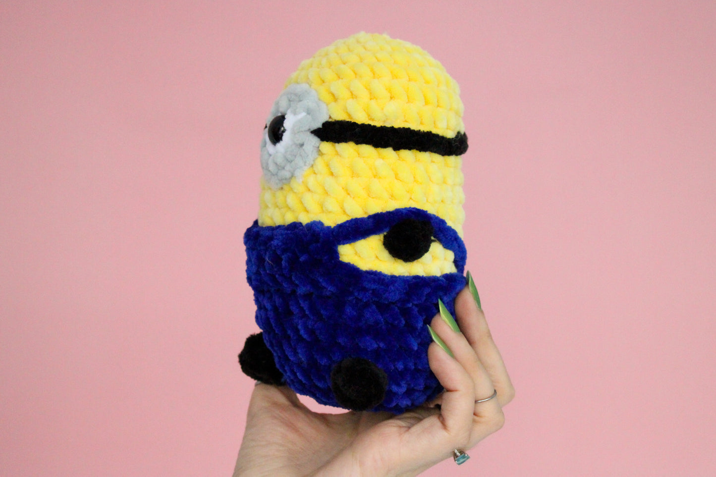 Minion mediu croșetat din fir plușat