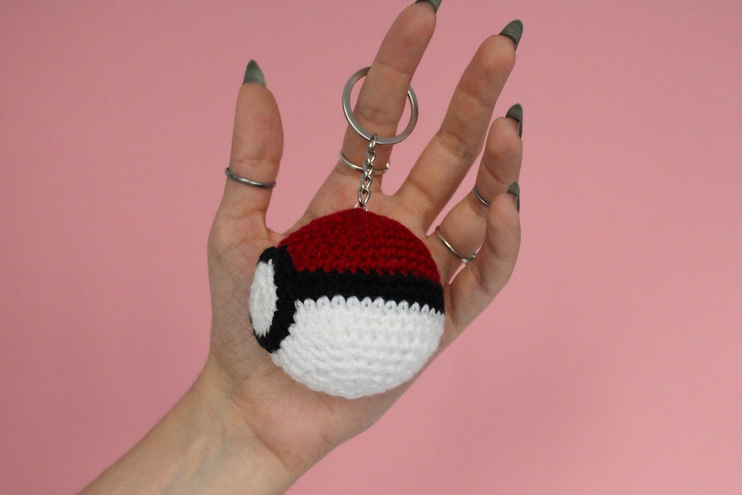 Pokeball croșetat din fir acrilic