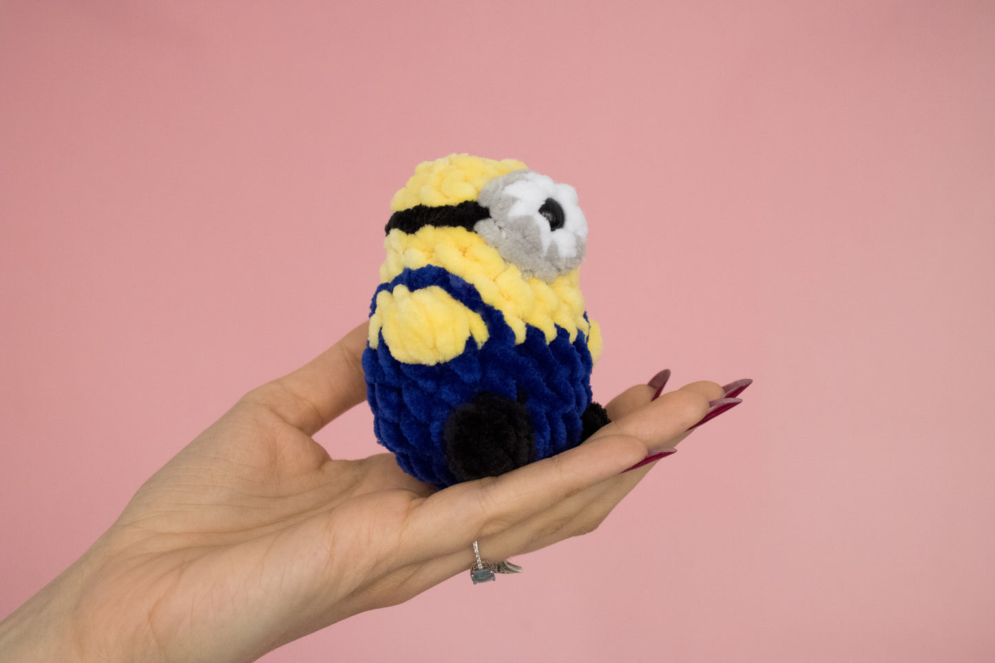 Minion mic croșetat din fir plușat