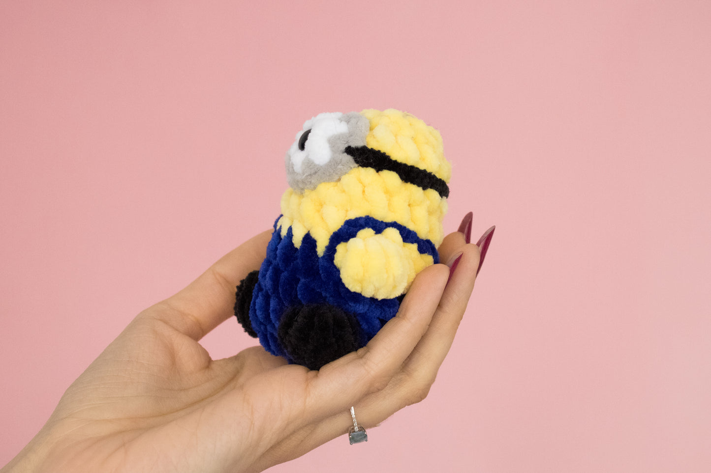 Minion mic croșetat din fir plușat