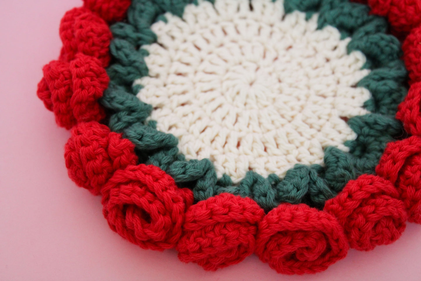 Coaster croșetat buchet roșu realizat din bumbac