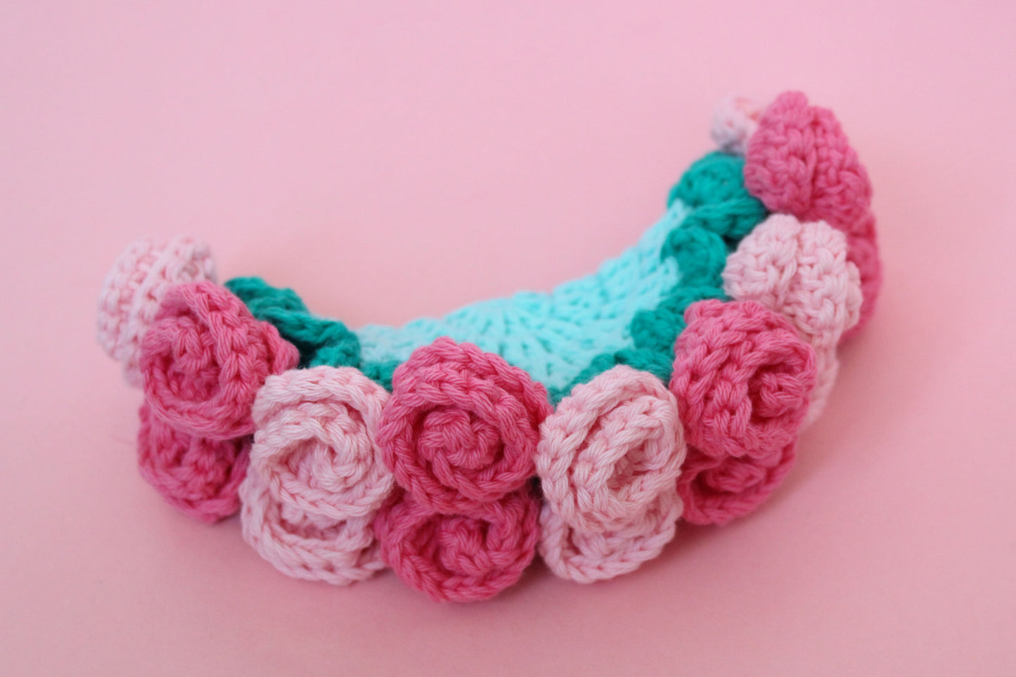 Coaster croșetat buchet bleo roz realizat din bumbac