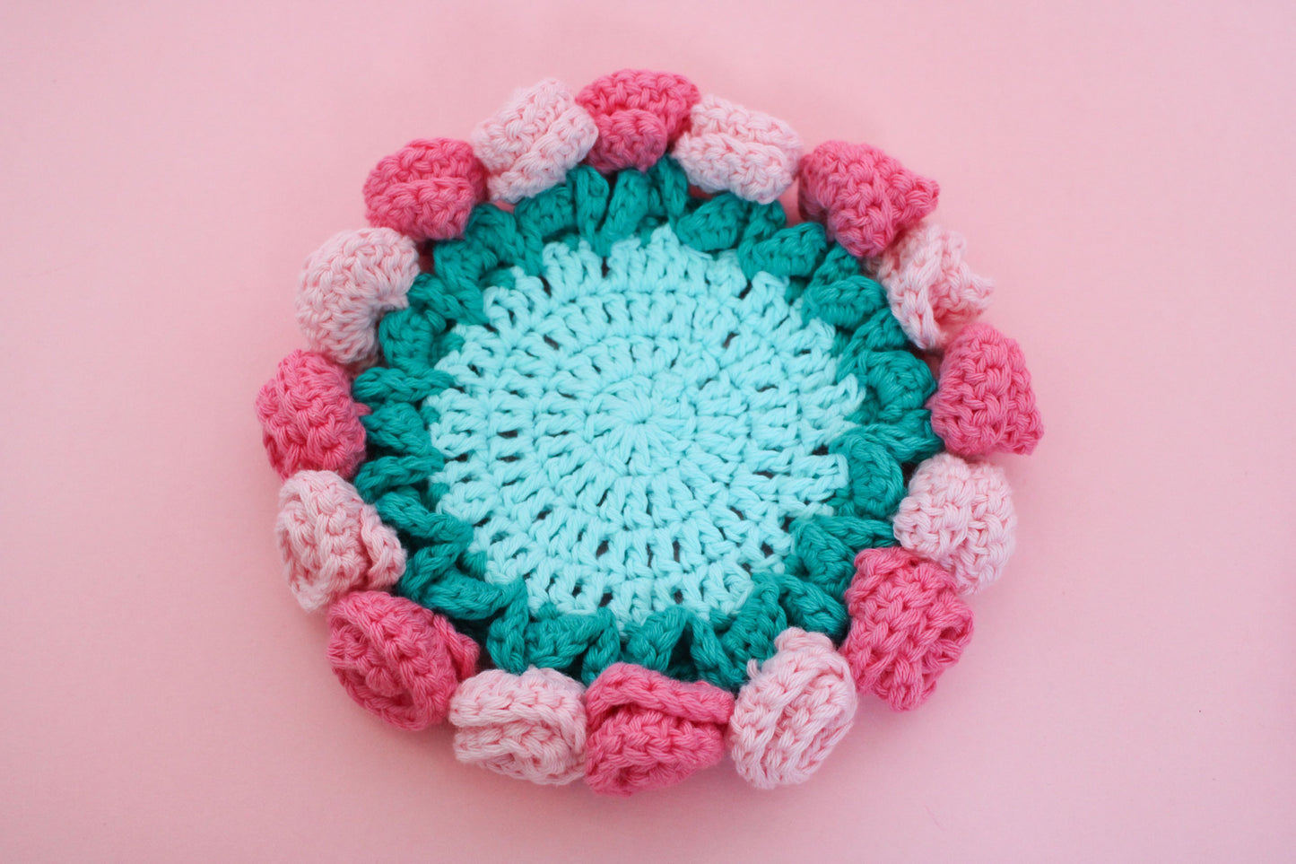 Coaster croșetat buchet bleo roz realizat din bumbac