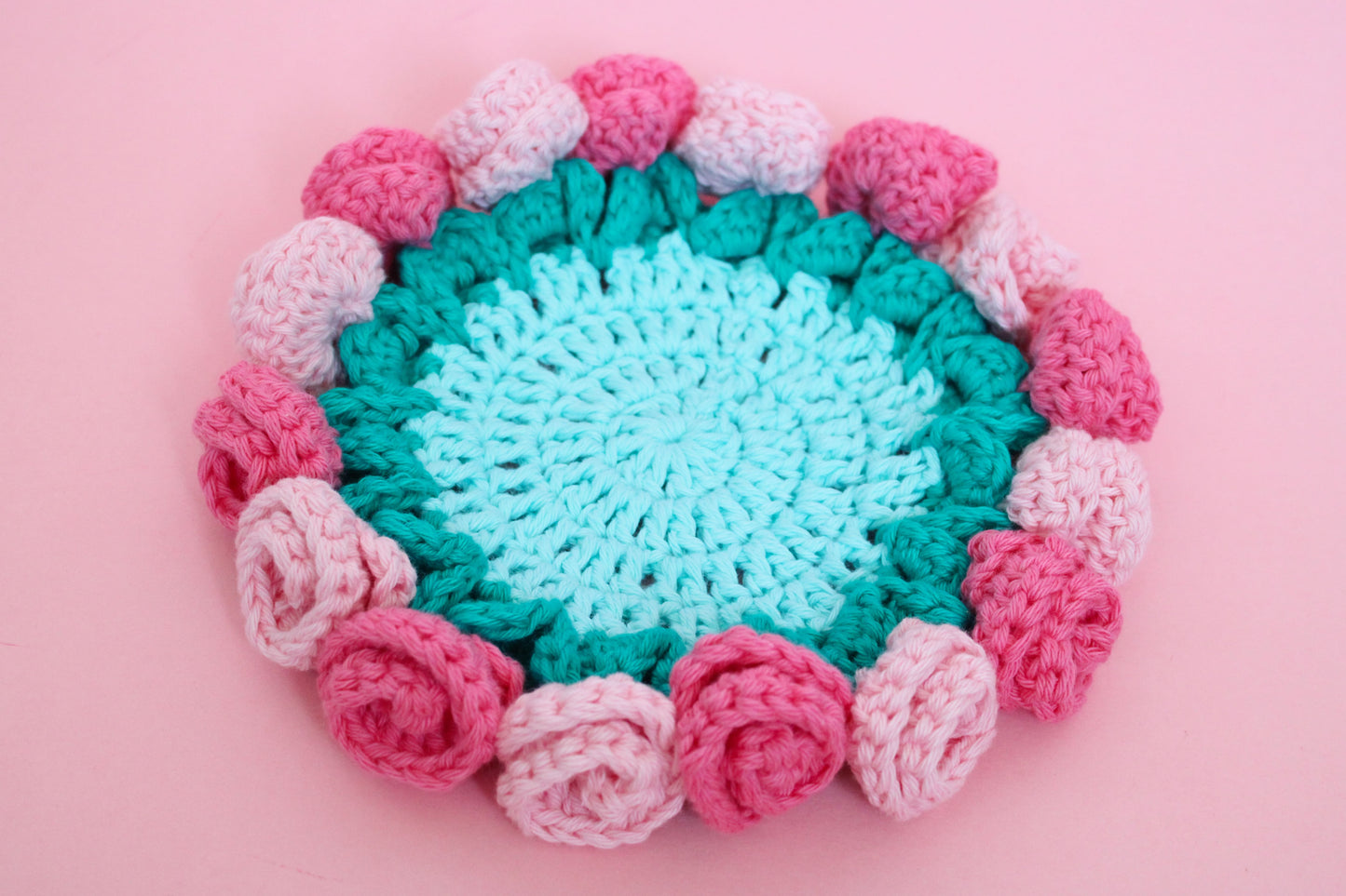 Coaster croșetat buchet bleo roz realizat din bumbac