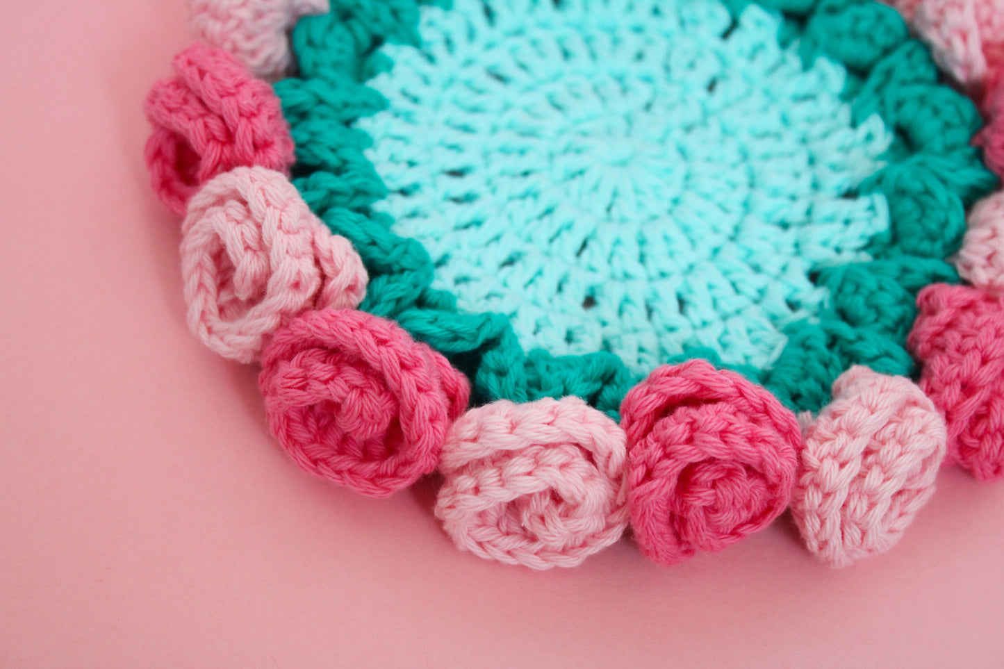 Coaster croșetat buchet bleo roz realizat din bumbac