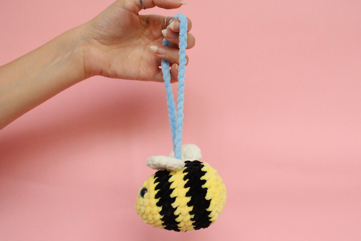 Albină mare atarnată croșetată din fir plușat