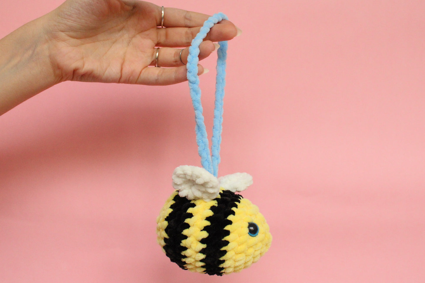 Albină mare atarnată croșetată din fir plușat