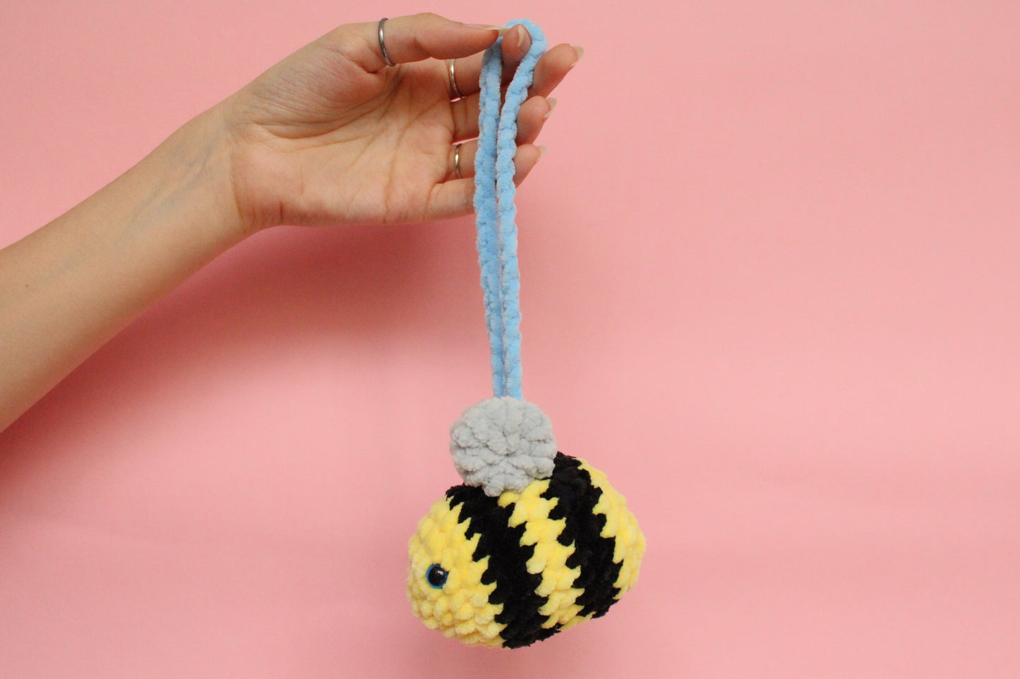 Albină mare atarnată croșetată din fir plușat