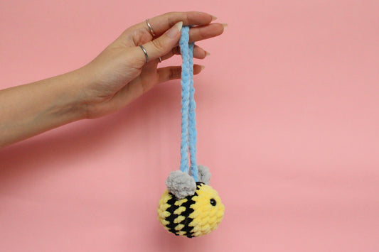 Albină mică atarnată croșetată din fir plușat