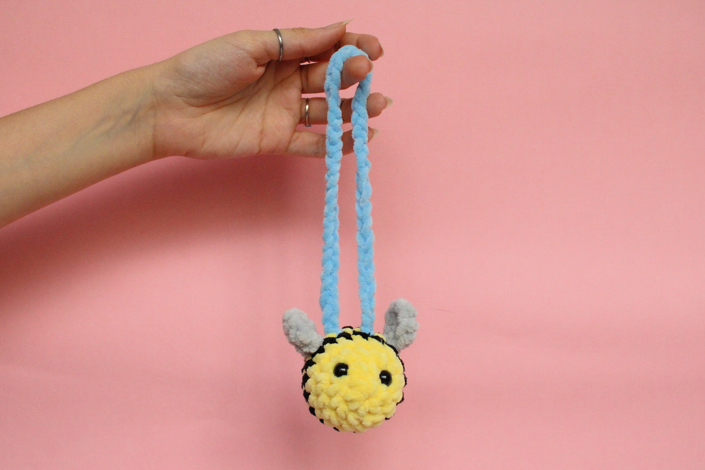 Albină mică atarnată croșetată din fir plușat
