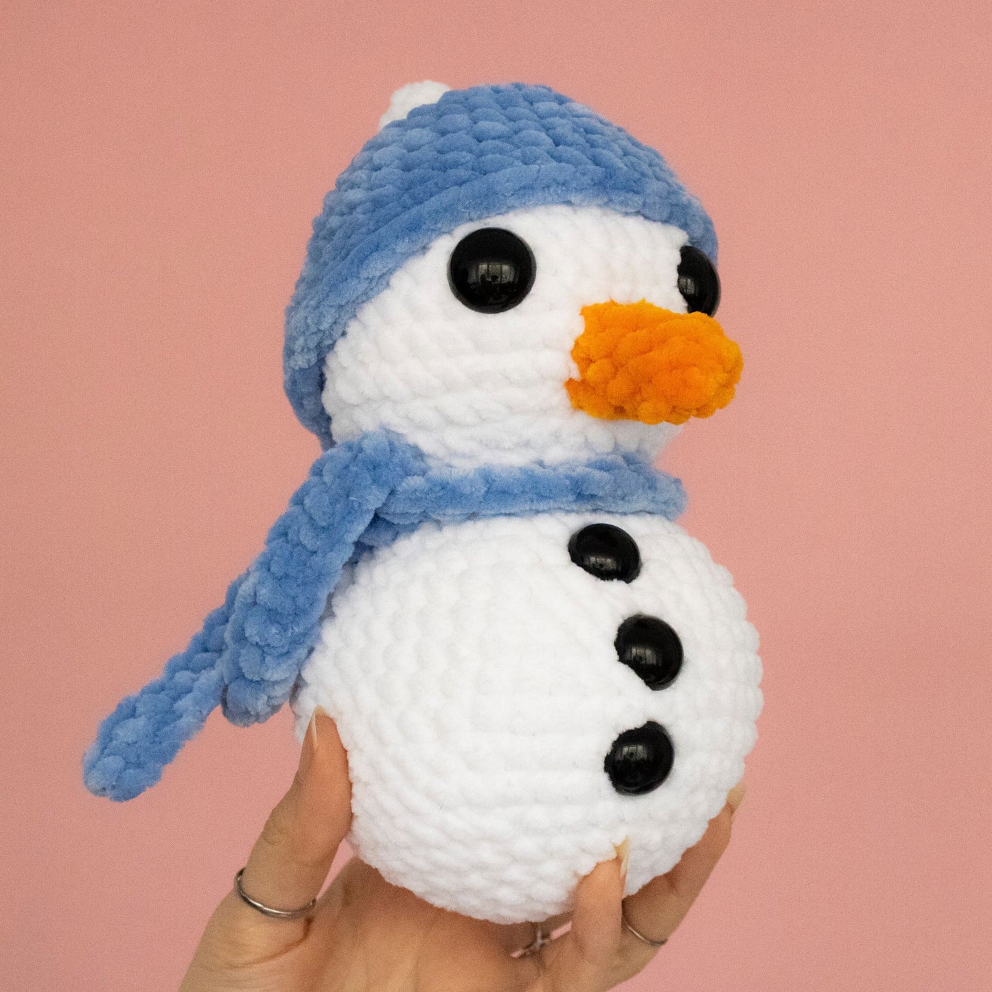 Om de zăpadă croșetat din fir plușat