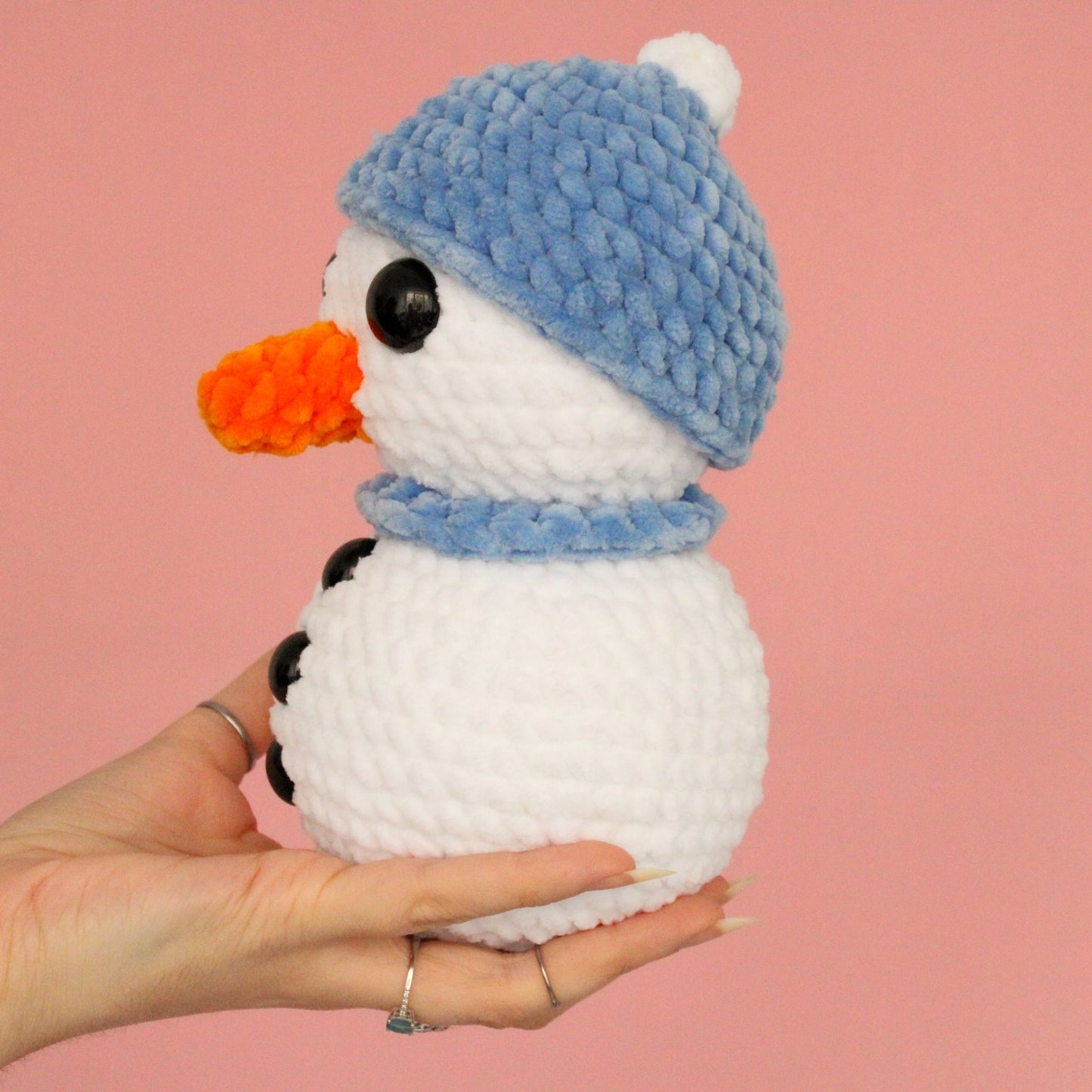 Om de zăpadă croșetat din fir plușat