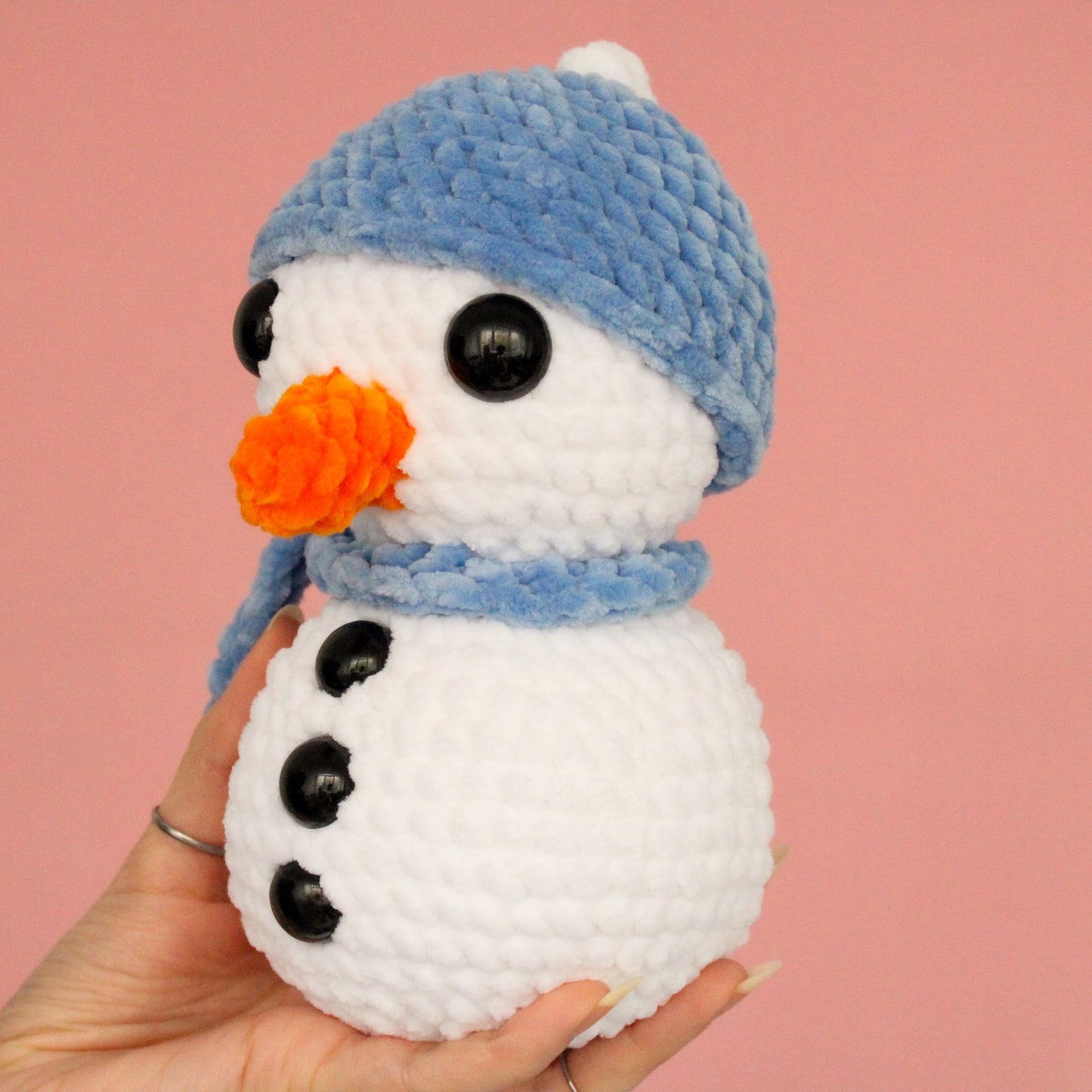 Om de zăpadă croșetat din fir plușat