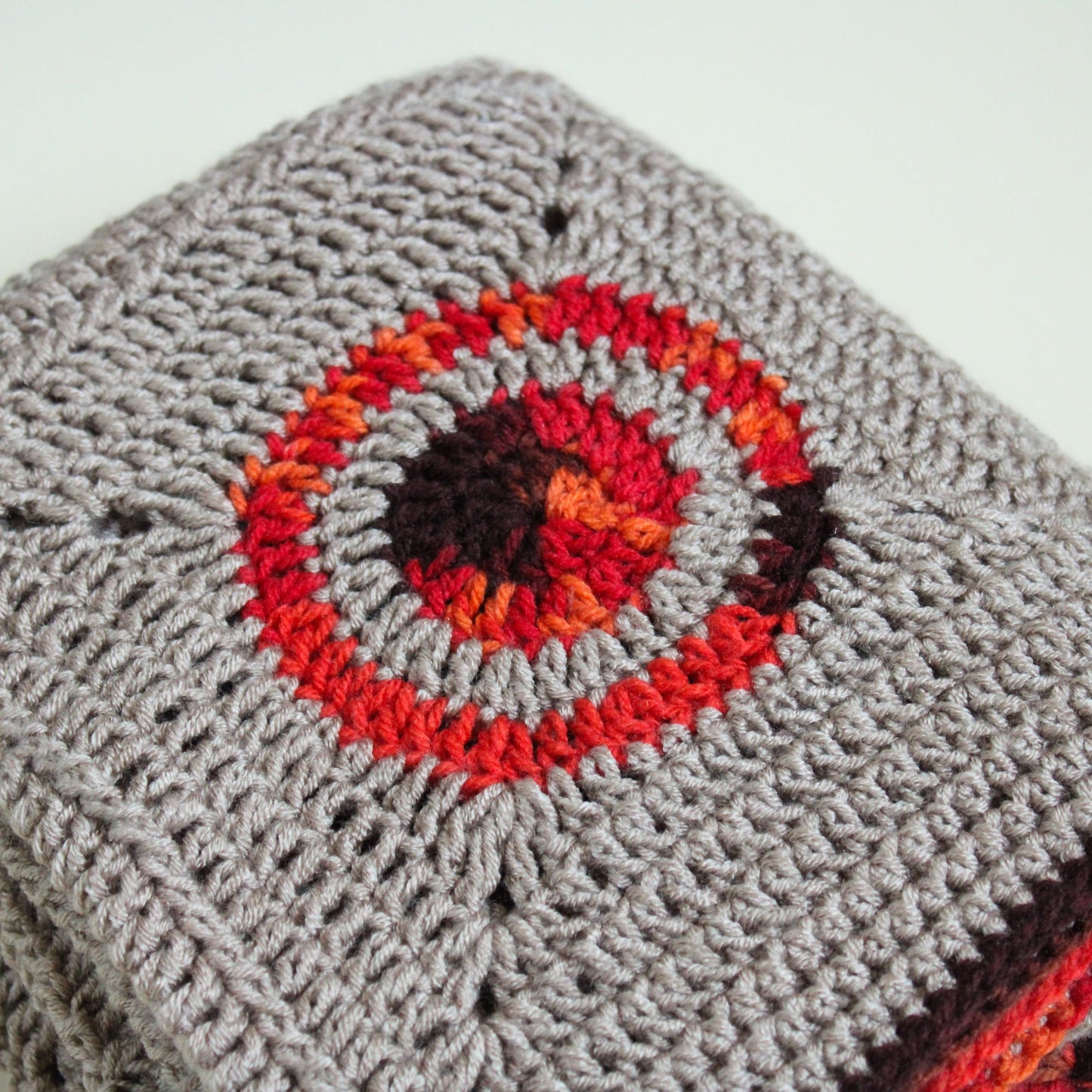 84 x 105 cm. Pătură croșetată din fir acrilic