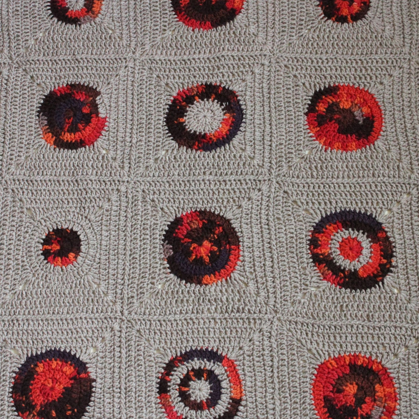 84 x 105 cm. Pătură croșetată din fir acrilic